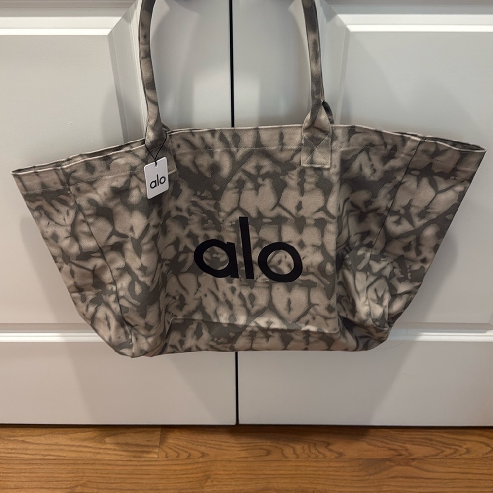 ALO Yoga Patterned Tote Bag in Gray and Black